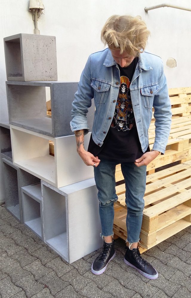 Bandshirt kombiniert mit Destroyed-Jeans und Jeans-Jacke