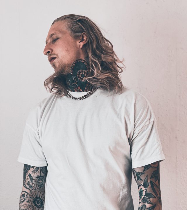Stylehour-Beitragg-Im-Back-Shot-Stehen